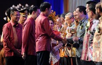 Presiden Jokowi memberikan penghargaan dengan didampingi Menteri Perdagangan Thomas Lembong dan Menteri Perindustrian Saleh Husin.
