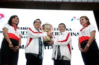     Imam Nahrwai menyerahkan trofi kepada Ketua Panitia Elizar P. Hasibuan saat membuka turnamen bridge terbuka.