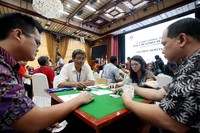 Para peserta tampak serius mengikuti turnamen bridge.