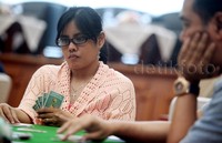 Seorang peserta tampak serius mengikuti turnamen bridge.