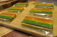 Teksturnya yang lembut membuat kue lapis rainbow di Les Cookie Duchesse ini jadi primadona.