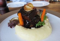 Vin+ Wine and Beyond tidak hanya punya sajian wine, ada juga menu yang mengenyangkan seperti Braised Wagyu Shortrib dengan red wine sauce. Steak ini disajikan dengan glazed onion, jamur eringi, glazed mix root vegetable dengan tambahan mashed potato dan red wine sauce.