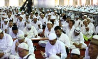 Jemaah terdiri dari pria dan wanita.