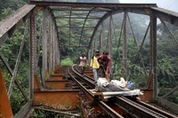 Pekerja melakukan peremejaan bantalan rel kereta di kawasan Lembah Anai, Sumatera Barat.