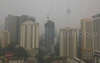 Pusat-pusat perkantoran diselimuti asap.