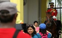 Kawasan Istana Negara, Malaysia, tetap ramai pengunjung.