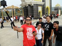 Wisatawan berselfie ria.