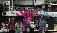 Transportasi massa ramai penumpang.