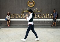 Pengunjung berfoto di depan Istana Negara Malaysia.