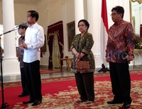 Tadi saya menerima Ibu Megawati hampir dua jam, bersama dengan Pak Sekjen PDIP. Kami berbincang-bincang masalah yang terkait ekonomi, kata Jokowi dalam jumpa pers usai pertemuan di Istana Merdeka, Jl Medan Merdeka Utara, Jakarta Pusat, Sabtu (24/10/2015).