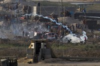 Israel melepaskan tembakan gas air mata. REUTERS/Amir Cohen.