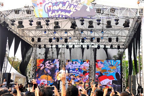 Slank Buka Mandiri Karnaval 2015