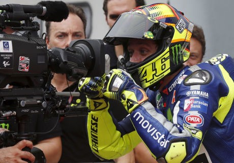 Senangnya Rossi Start di Depan Lorenzo