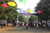 Masuknya tak perlu membeli tiket, gunakan saja aneka kartu dari Mandiri. Mulai dari Mandiri kredit card, debit, sampai e-Money pun bisa. Jika tak punya kartu Mandiri, bisa membeli e-Money di booth dekat pintu masuk. Kartu e-Money dijual dengan harga Rp 50.000 dengan saldo Rp 30.000 (Shafa/detikTravel)