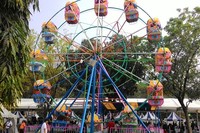 Puas berfoto, traveler menjajal berbagai wahana permainan. Ada mini golf, mini bowling, sampai bull riding yang menantang. Untuk anak-anak, ada bianglala dan istana balon yang bisa dinikmati sepanjang hari (Shafa/detikTravel)