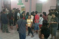 Keluarga menunggu proses identifikasi