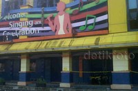 Lokasi tampak rusak di bagian depan, beberapa kaca tampak pecah