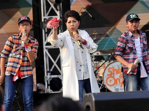 Titiek Puspa Tampil Enerjik Di Panggung Mandiri Karnaval 2015