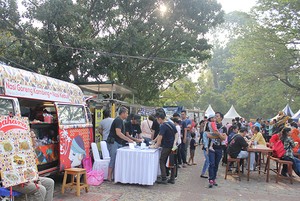 Asyiknya Jajan Mie Lada Hitam dan Frozen Yogurt di Mandiri Karnaval