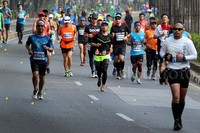 Para pelari elit nasional dan internasional bersaing untuk menjadi yang terbaik