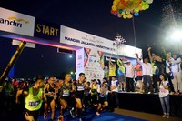     Mandiri Jakarta Marathon 2015 dilepas oleh Menteri Pariwisata Arief Yahya dan Dirut Bank Mandiri, Budi Gunadi Sadikin.