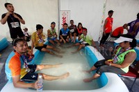 para pelari merendam kaki untuk merenggangkan otot