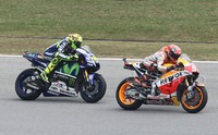 Valentino Rossi berusaha menyalip