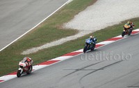 mereka saling mengejar dan berebut posisi