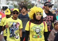 mereka datang dengan menggunakan berbagai kostum dan pernak-pernik
