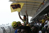 Salah satu pendukung Valentino Rossi tampak mengibarkan bendera dengan angka 46