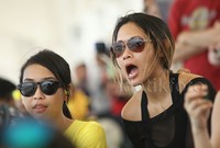 mereka sesekali meneriaki pebalap andalannya dari jarak jauh meskipun tidak terdengar