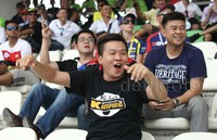 mereka tampak antusias menonton MotoGP