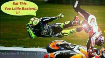 Meme Rossi vs Marquez yang paling frontal.