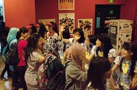 Sebelum pulang, mereka diantar keluar teater oleh para member dengan hitouch.