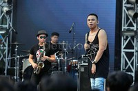 Penyanyi bersuara renyah Teza Sumendra juga memeriahkan acara. Pool/Noel/detikFoto.