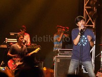 'Betapa' mengawal Sheila On 7 menghibur sekitar seribu penonton yang memadati area panggung. Pool/Noel/detikFoto.