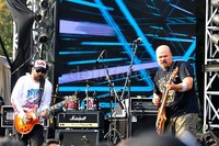 Band Punk Rock NTRL sangat energik seolah tak kenal lelah meski terik matahari sore menyengat kepala. Pool/Noel/detikFoto.
