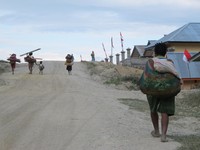 Masyarakat Papua yang tinggal di pedalaman, mengantongi daun gatal untuk berpergian jauh. Mereka pun sudah biasa memakainya untuk menghilangkan pegal dan terus kuat berjalan (Afif/detikTravel)