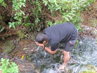 Sebenarnya, siapa saja boleh membasuh muka atau minum air keramat tersebut. Para pendaki yang mau menuju ke Puncak Carstensz dari Desa Ugimba pun, bisa mengambil air dari sini (Afif/detikTravel)
