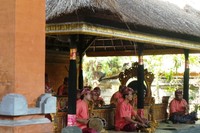 Tarian Barong diiringi oleh musik gamelan Bali yang dimainkan secara rancak dan kompak. Para pemusik gamelan ini memainkan alat musiknya dari gazebo yang terletak di sebelah kiri panggung utama tempat tari Barong dipentaskan. (Wahyu/detikTravel)
