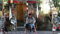 Selanjutnya sang kera hendak dibunuh oleh para pengikut Rangda. Namun, si Barong berhasil menyelamatkan si Kera. Babak demi babak pun dipentaskan setelah fragmen cerita ini. (Wahyu/detikTravel)