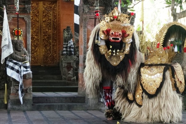 Pentas Tari Barong yang Memesona di Bali