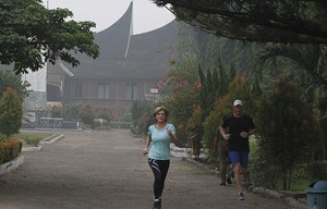 Menlu Australia Julie Bishop Lari Pagi di Tengah Kabut Asap Sumatera