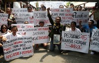 Para warga tampak memblokir jalan masuk menuju kompleks tersebut.
