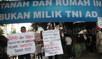 Aksi unjuk rasa ini sebagai bentuk penolakan mereka terhadap rencana Kodam Jaya mengosongkan kompleks perumahan tersebut.