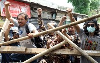 Aksi para warga dipagar yang digunakan untuk memblokir gerbang komplek Zeni TNI AD.     