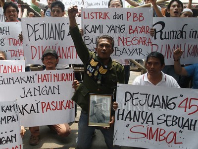 Aksi Keluarga Pensiunan TNI AD Tolak Digusur
