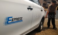 Polisi menunjukkan taksi yang ditembak pengemudi mobil pribadi.
