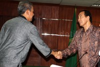 Anggito bersalaman dengan Suryadharma Ali usai menjadi saksi. Pool/Lamhot Aritonang/detikFoto.