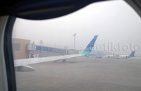 Kabut asap menutupi Bandar Udara Internasional Sultan Mahmud Badaruddin II.